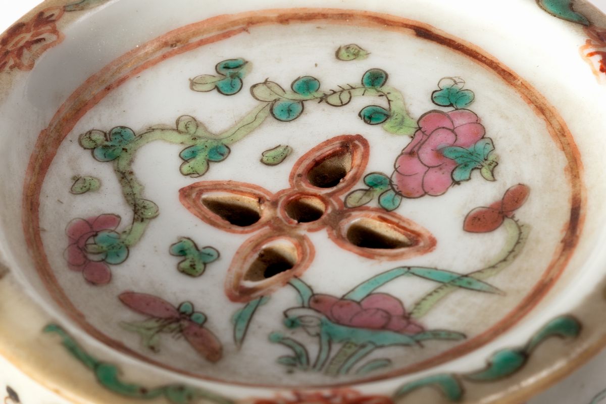 Ciotolina con piattino in porcellana, Cina, fine XIX - inizio XX secolo, altezza cm 5, diametro c...
