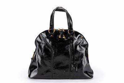 Borsa Muse, in vernice nera con dettagli in metallo dorato