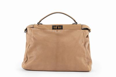 Borsa Peekaboo in pelle color nocciola con tracolla staccabile e dettagli in metallo bicolore