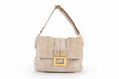 Borsa in pelle beige con tracolla e dettagli in metallo dorato