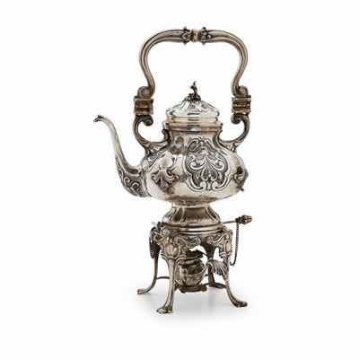 Samovar in argento, Italia, XX secolo, con manico reclinabile e decorazioni fogliacee a sbalzo
