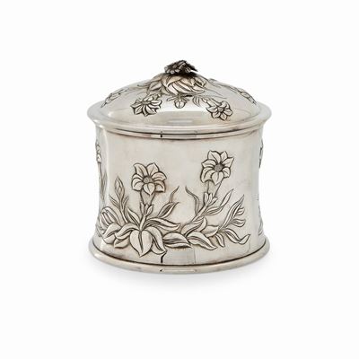 Scatola in argento, Italia, XX secolo, forma cilindrica con decorazioni floreali