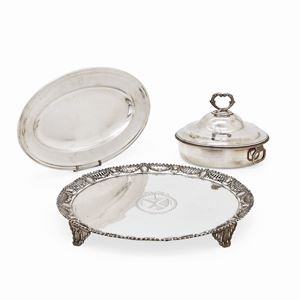 Vassoio, zuppiera e piatto in argento