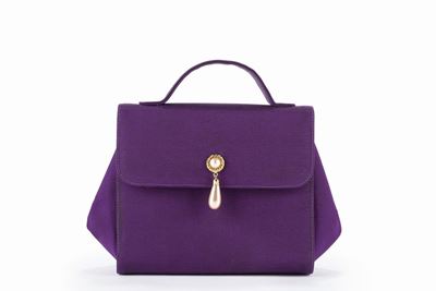 Borsa in tessuto canneté viola con dettagli in metallo dorato e perla fancy