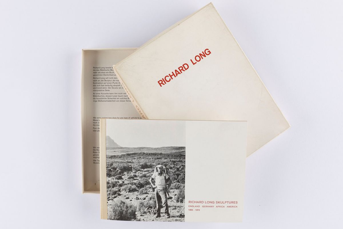 Lotto Composto da Multiplo su Cartoncino e Opuscolo della Mostra Richard Long Sculptures: England...