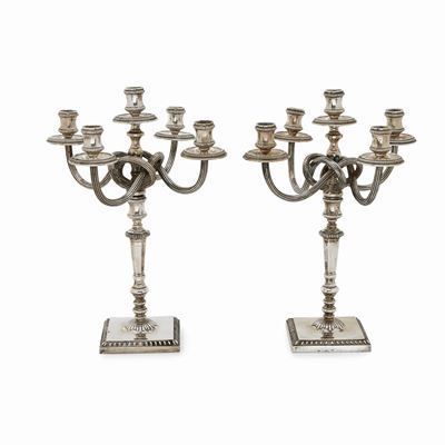 Candelabri in argento a 5 fiamme, base quadrata