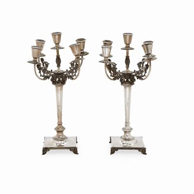 Candelabri in argento, coppia a cinque fiamme con lavorazione fogliacea