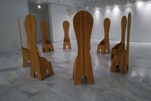 Sedia Trono, schienale alto in legno di pino per Poltronova