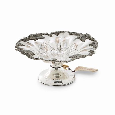 Alzata in argento, Inghilterra, XX secolo, diametro 23 cm, altezza 10 cm