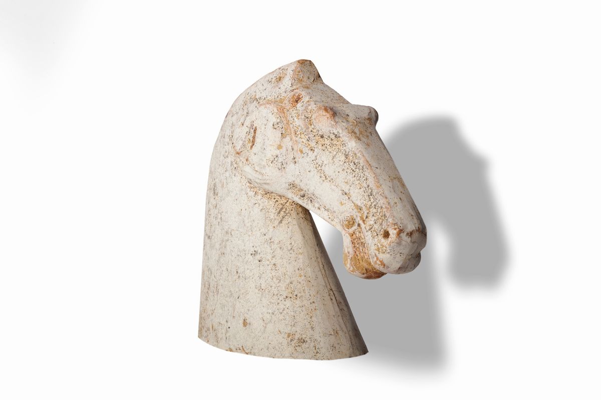 Testa di cavallo in terracotta, Cina, cm 14,5 x 15