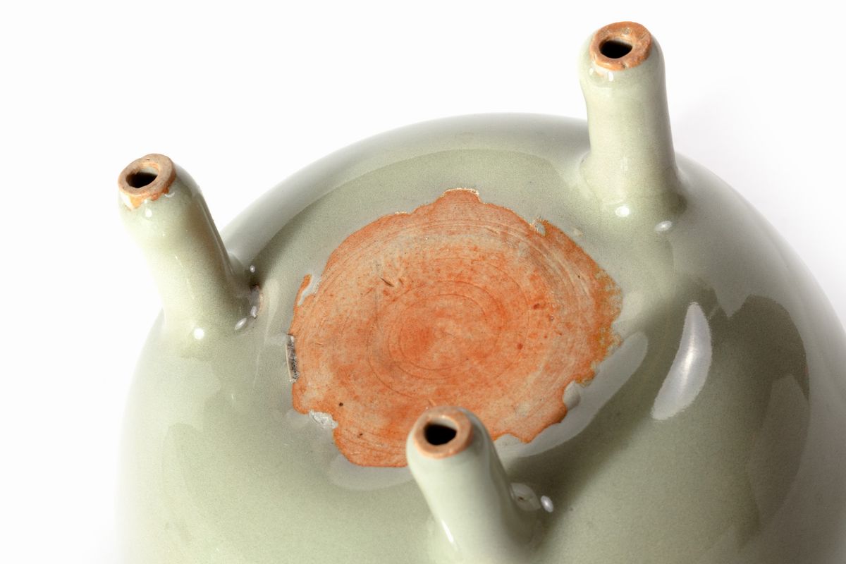 Antico tripode in ceramica Celadon, Cina, altezza 11 cm, diametro 12,4 cm