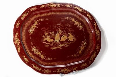 Vassoio in legno laccato rosso con decori in oro, scena di corte, Cina, XX secolo
