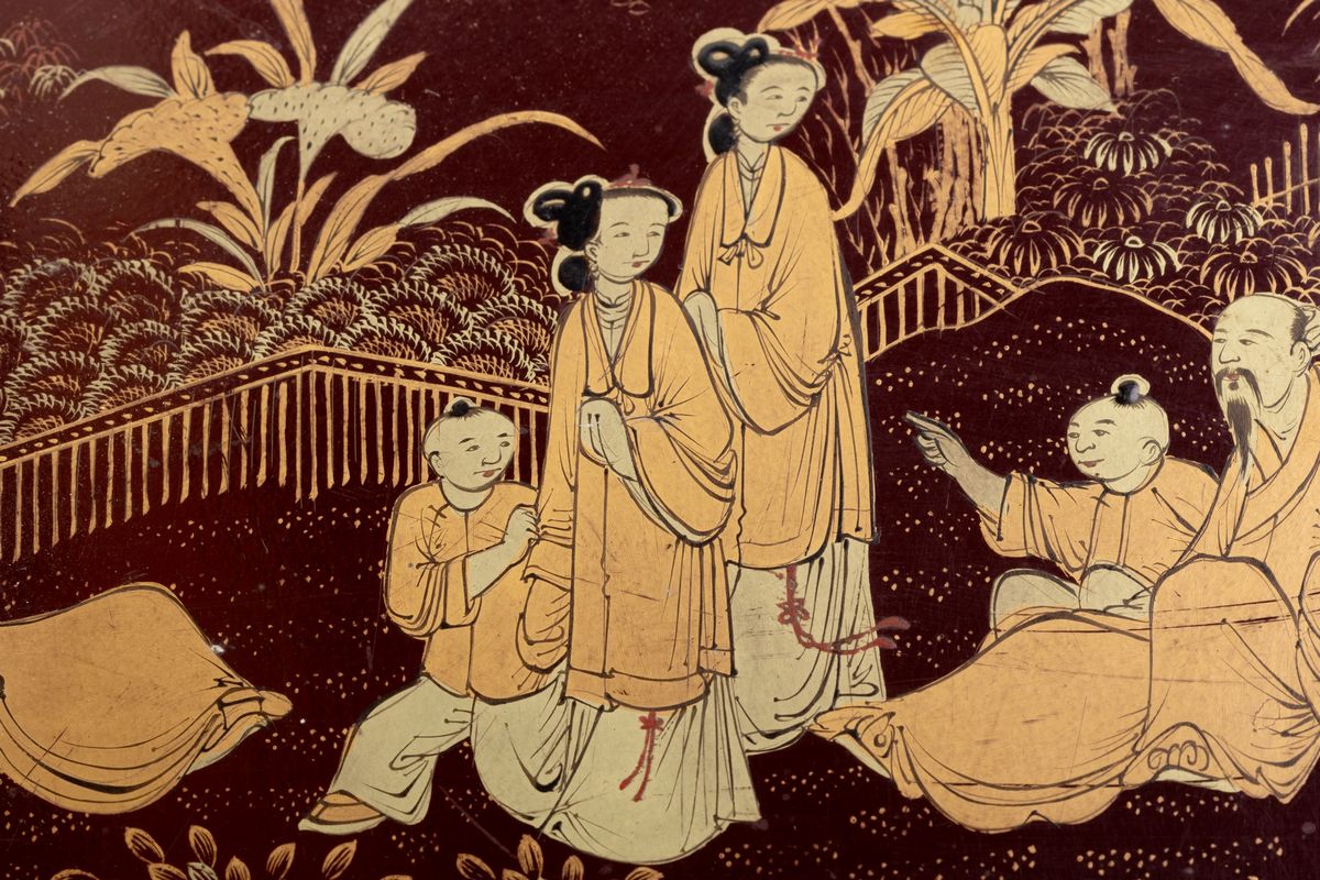 Vassoio in legno laccato rosso con decori in oro, scena di corte, Cina, XX secolo