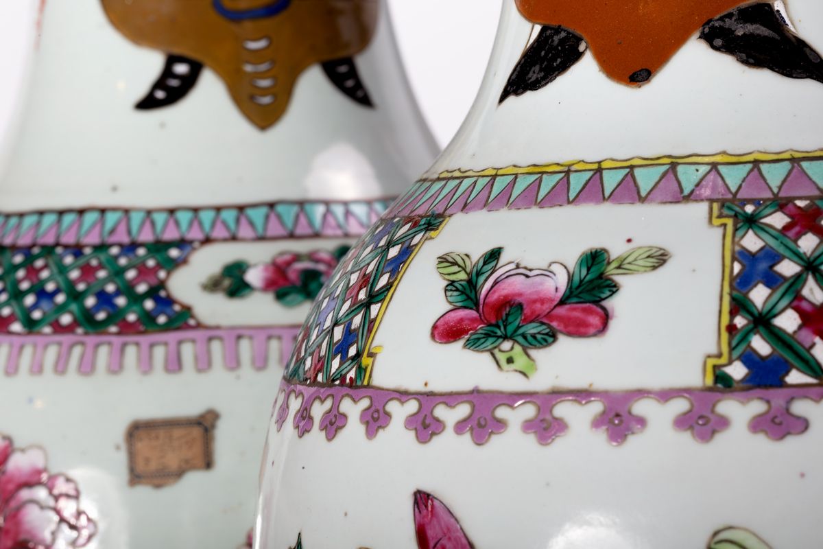 Cina, Due vasi in ceramica policroma, secolo XX