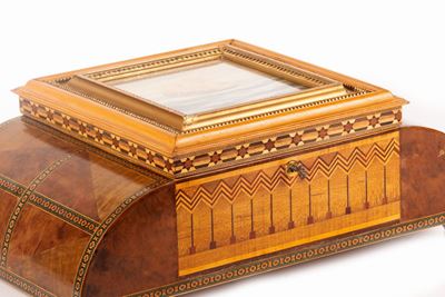 Scatola in legno intarsiata con zampe leonine e stampa di veliero, cm 18 x 50 x 30