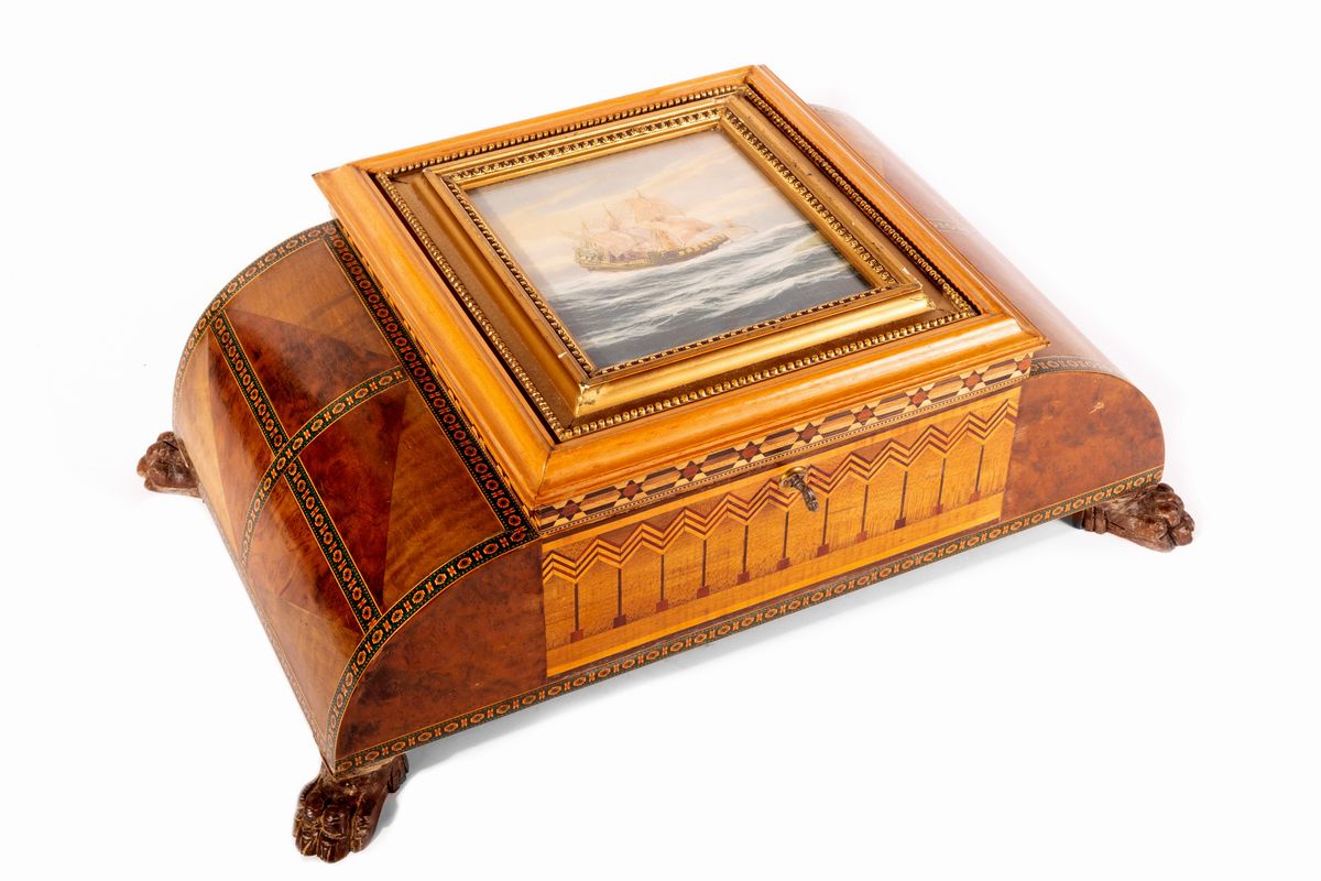 Scatola in legno intarsiata con zampe leonine e stampa di veliero, cm 18 x 50 x 30
