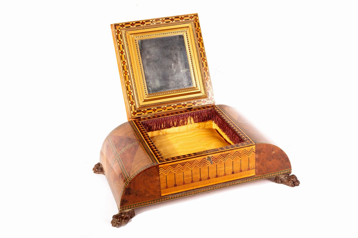 Scatola in legno intarsiata con zampe leonine e stampa di veliero, cm 18 x 50 x 30