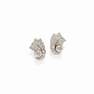 A 18K white gold and diamond earrings