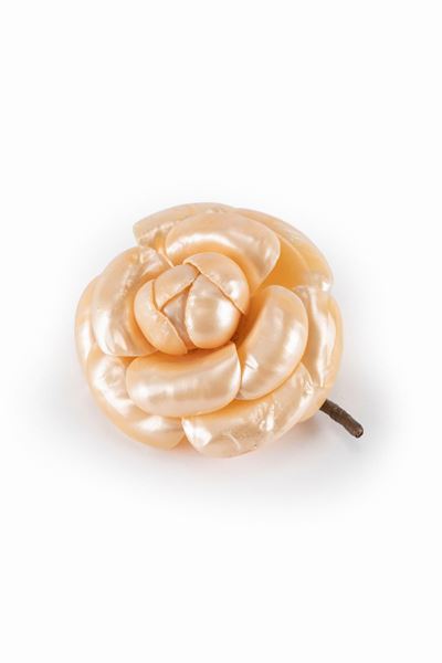 Spilla a forma di camelia in materiale plastico color champagne perlaceo
