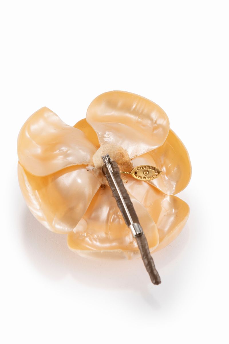 Chanel - Spilla a forma di camelia in materiale plastico color champagne perlaceo