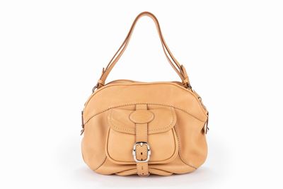 Borsa in pelle color miele con dettagli in metallo