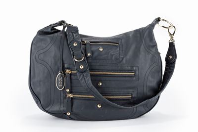 Borsa in pelle blu con tracolla e dettagli in metallo dorato