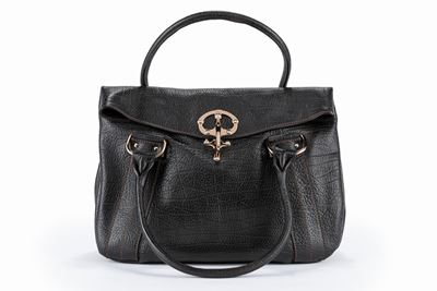 Borsa shopper in pelle nera con dettagli in metallo dorato