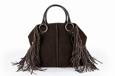 Borsa in pelle di camoscio marrone con applicazioni in metallo e frange