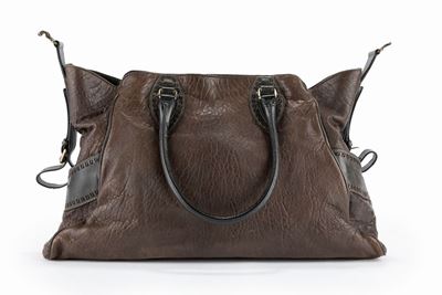 Borsa shopper in pelle marrone con dettagli in metallo