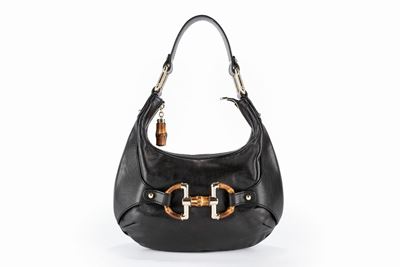 Borsa Bamboo Ring Hobo in pelle nera con dettagli in metallo dorato