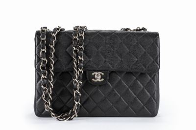 Borsa in pelle caviar matelassé nera con tracolla a catena