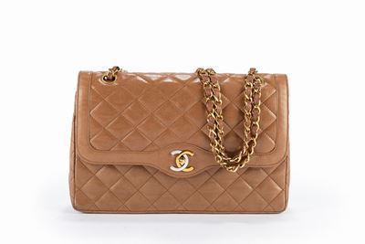 Borsa in pelle trapuntata color caramello con tracolla in metallo dorato