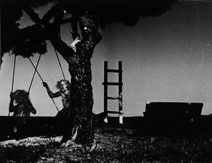 Senza titolo (autoritratto in altalena)