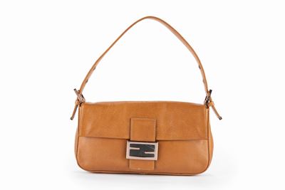 Borsa baguette in pelle color cognac con chiusura in metallo