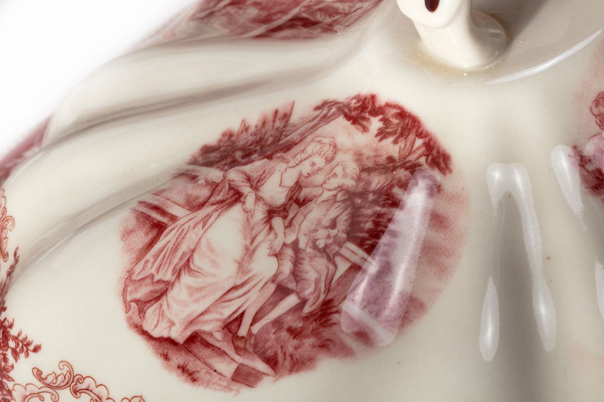 Piatto da portata, zuppiera con vassoio e legumiera in porcellana bianca e rossa, secolo XX