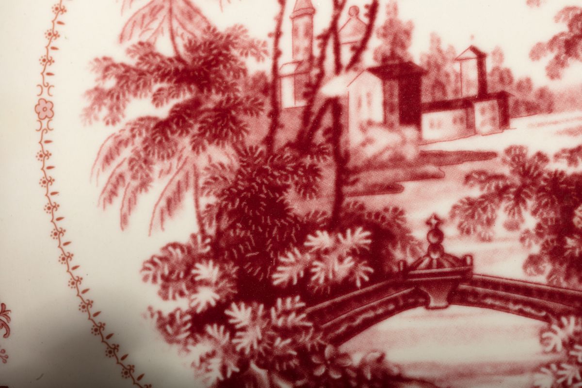 Piatto da portata, zuppiera con vassoio e legumiera in porcellana bianca e rossa, secolo XX