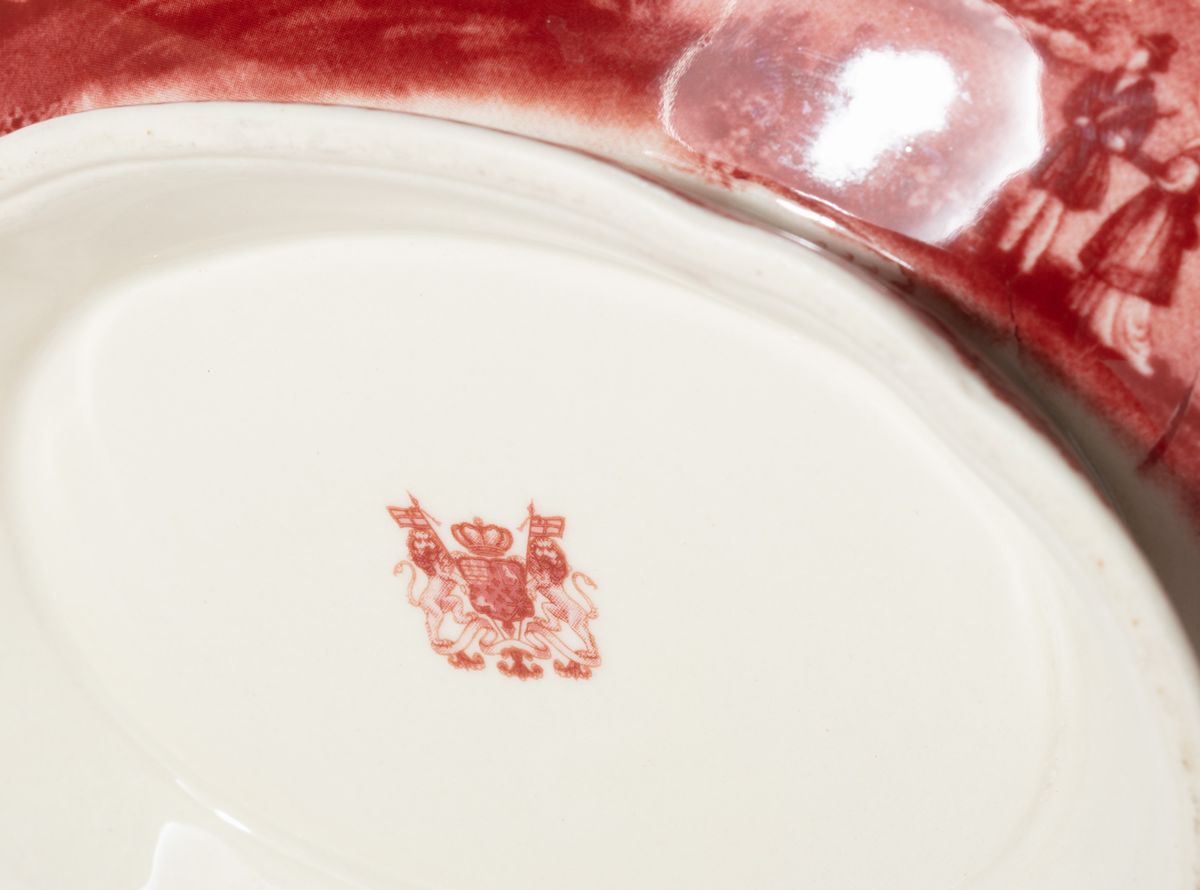 Piatto da portata, zuppiera con vassoio e legumiera in porcellana bianca e rossa, secolo XX