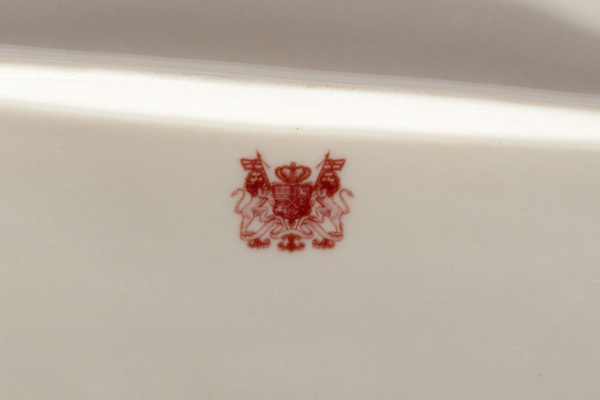 Piatto da portata, zuppiera con vassoio e legumiera in porcellana bianca e rossa, secolo XX