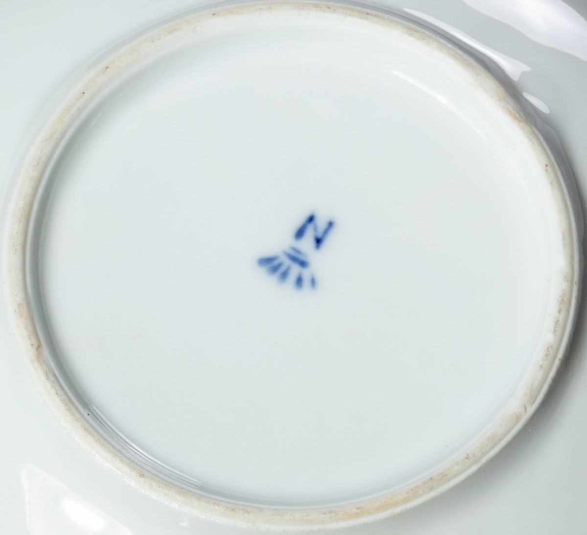 Porcellana del XX secolo, Lotto composto da due uova, tre teiere e quattro tazzine
