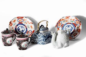 Lot of oriental porcelain: two teapots, two cups with lids and two Imari plates, 20th century