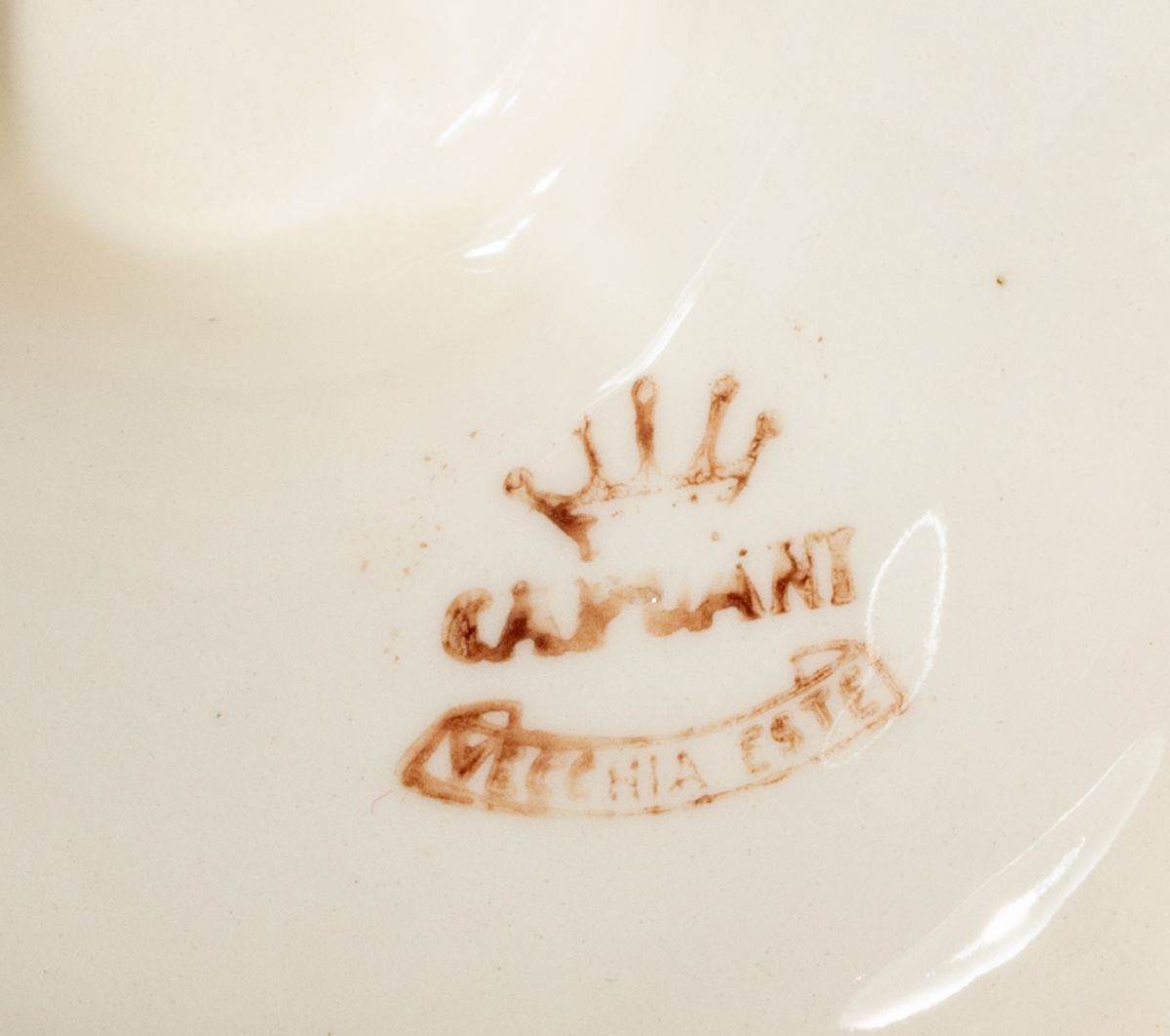 Coppia di vasi biansati con testine di putti e cestino con vassoio, ceramica bianca, secolo XX