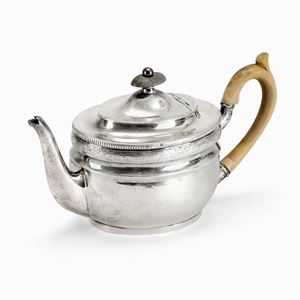  - An english silver tea pot, Sheffield, 1804