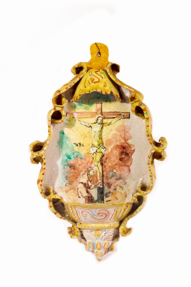 Lotto di tre acquasantiere e due formelle in ceramica policroma, XX secolo