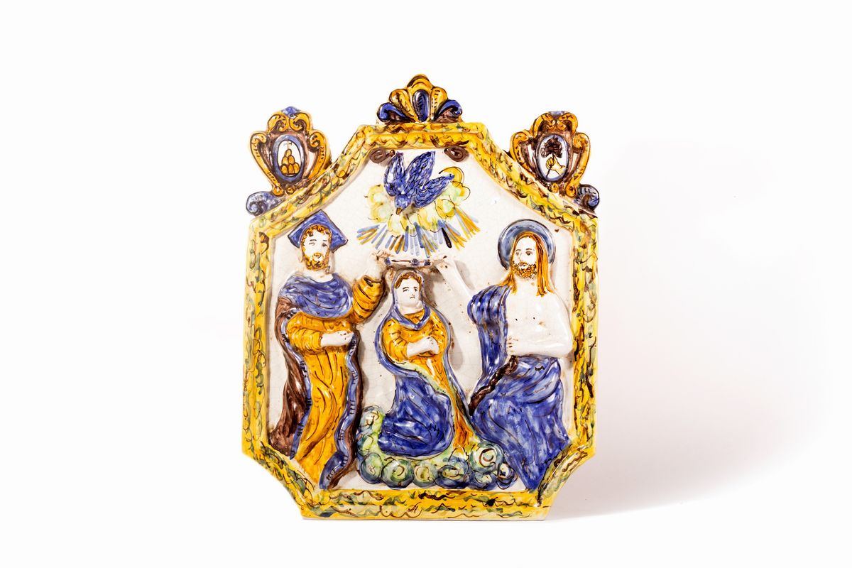 Lotto di tre acquasantiere e due formelle in ceramica policroma, XX secolo