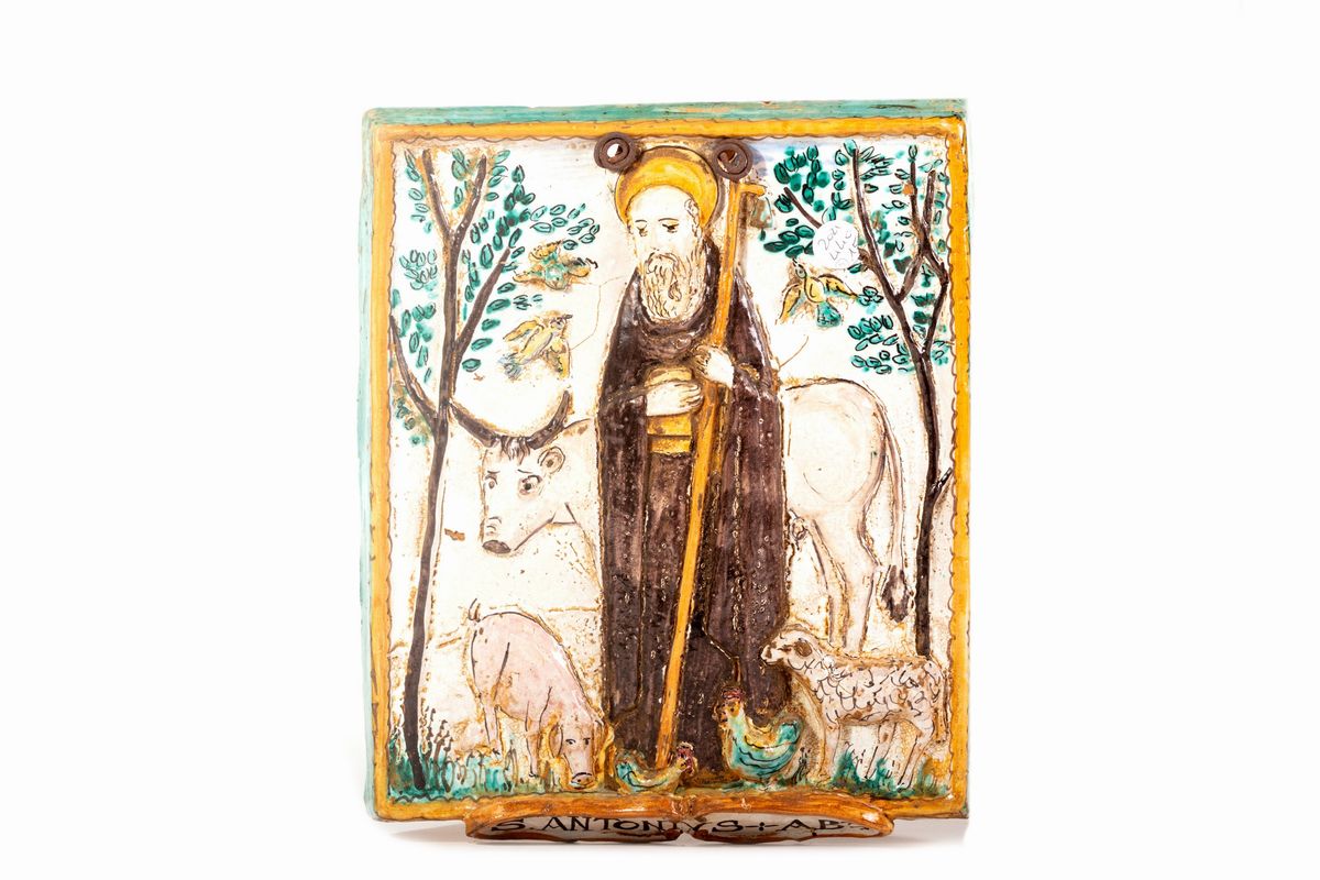 Lotto di tre acquasantiere e due formelle in ceramica policroma, XX secolo