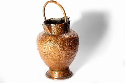 Antico vaso in rame sbalzato con stemma Pamphilj e mascherone