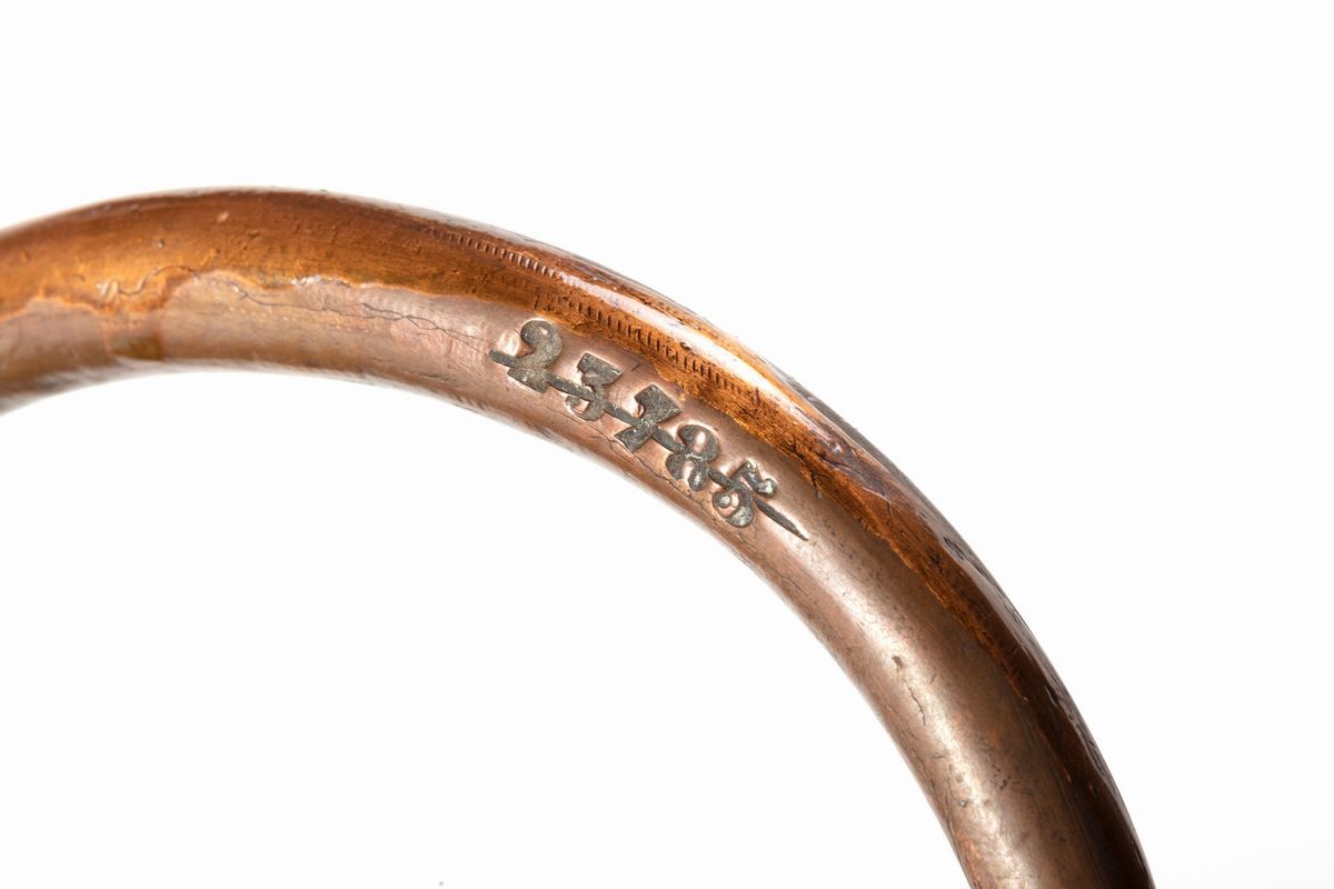 Antico vaso in rame sbalzato con stemma Pamphilj e mascherone