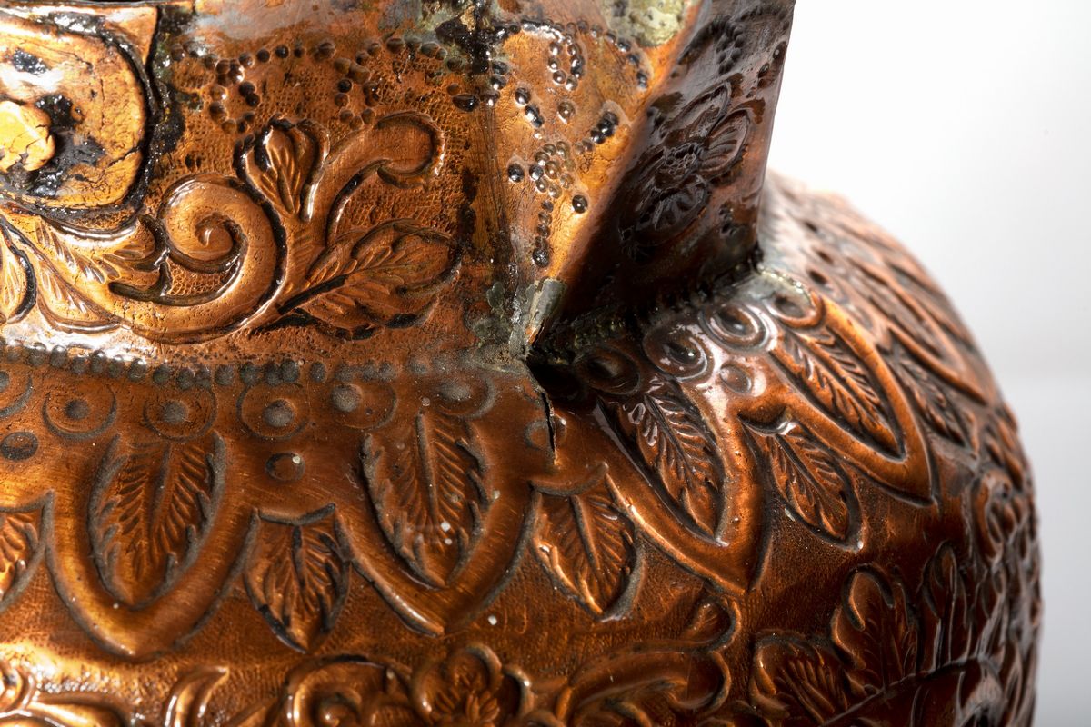 Antico vaso in rame sbalzato con stemma Pamphilj e mascherone