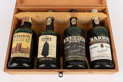 Cassetta 'Al Brindisi' contenente St. James's 12 YO Whisky e selezioni di Port