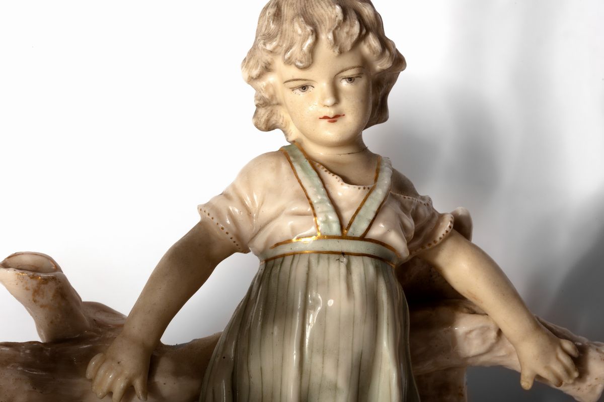 Statuine in porcellana policroma del XX secolo, quattro figurine